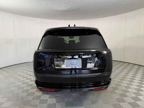 Santorini Black Metallic 2026 Land Rover Range Rover SE