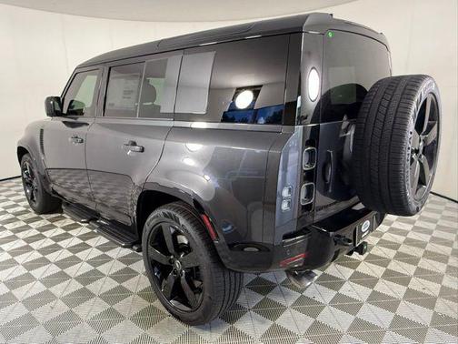 2025 Land Rover Defender 110 V8