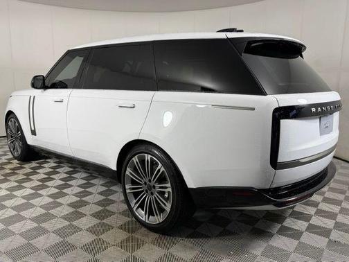Fuji White 2026 Land Rover Range Rover SE