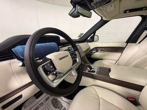 Fuji White 2026 Land Rover Range Rover SE