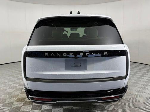 Fuji White 2026 Land Rover Range Rover SE