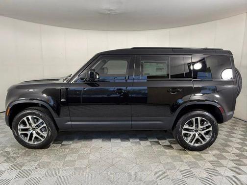 Santorini Black Metallic 2026 Land Rover Defender S