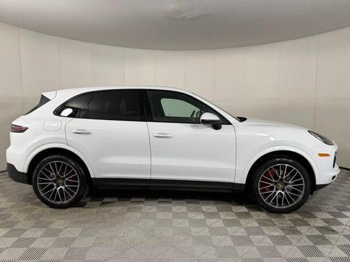 Carrara White Metallic 2022 Porsche Cayenne Cayenne