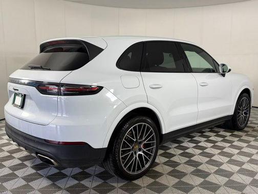 Carrara White Metallic 2022 Porsche Cayenne Cayenne