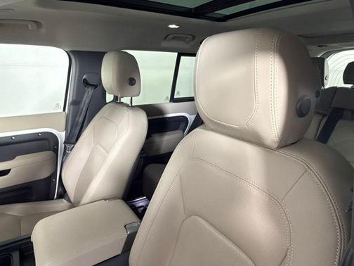 2023 Land Rover Defender SE