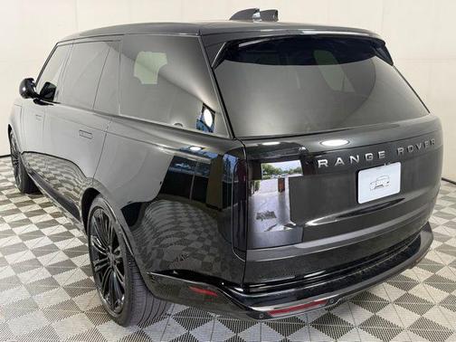 Santorini Black Metallic 2026 Land Rover Range Rover SE