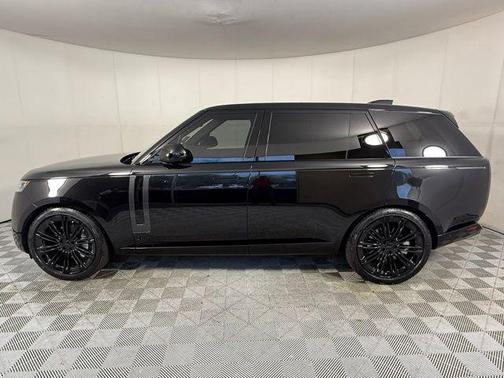 Santorini Black Metallic 2026 Land Rover Range Rover SE