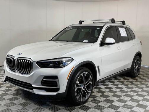 White Metallic 2023 BMW X5 xDrive40i