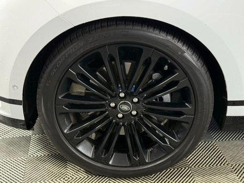 2026 Land Rover Range Rover Velar Dynamic SE