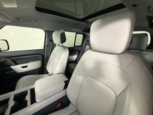 2025 Land Rover Defender X-Dynamic SE