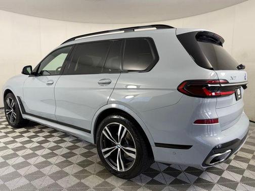 Gray Metallic 2023 BMW X7 xDrive40i