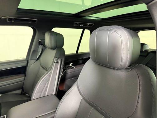 Santorini Black 2025 Land Rover Range Rover SE