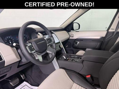 Santorini Black Metallic 2025 Land Rover Discovery Dynamic SE