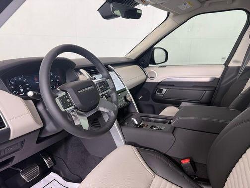 Santorini Black Metallic 2025 Land Rover Discovery Dynamic SE