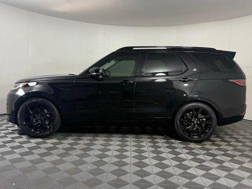 Santorini Black Metallic 2025 Land Rover Discovery Dynamic SE