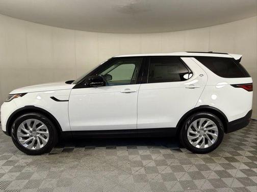 Fuji White 2025 Land Rover Discovery S