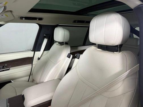 Santorini Black Metallic 2026 Land Rover Range Rover SE