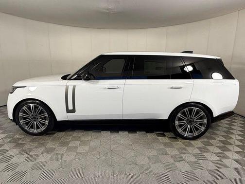 Fuji White 2026 Land Rover Range Rover SE