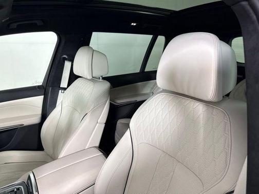 White Metallic 2026 BMW X7 xDrive40i