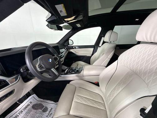White Metallic 2026 BMW X7 xDrive40i