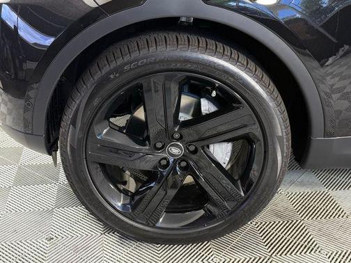 Santorini Black Metallic 2025 Land Rover Discovery S