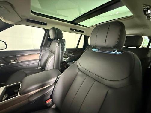 Santorini Black Metallic 2026 Land Rover Range Rover SE