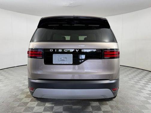 Lantau Bronze Metallic 2026 Land Rover Discovery S