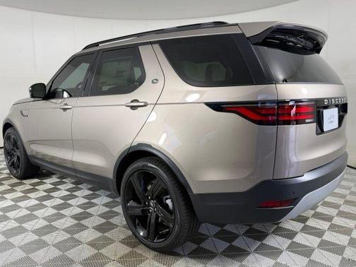 Lantau Bronze Metallic 2026 Land Rover Discovery S