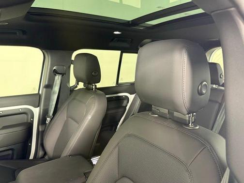 2025 Land Rover Defender X-Dynamic SE