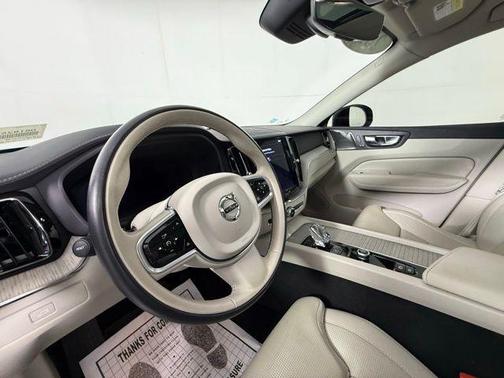 2023 Volvo XC60 B5 Ultimate Bright Theme