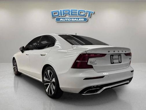 2022 Volvo S60 T5 Momentum