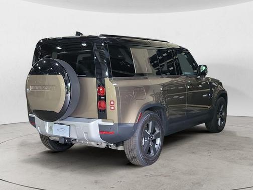 2025 Land Rover Defender 110 P300