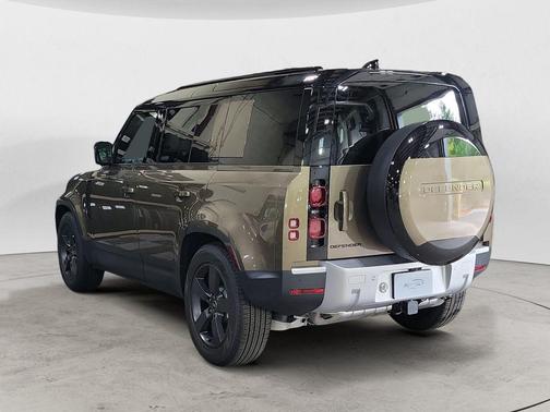 2025 Land Rover Defender 110 P300