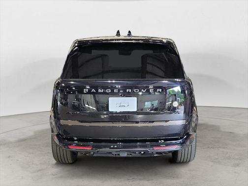 2025 Land Rover Range Rover P615 SV