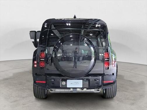 2025 Land Rover Defender 130 P400 X-Dynamic SE