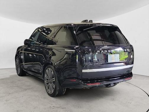 2024 Land Rover Range Rover P615 SV