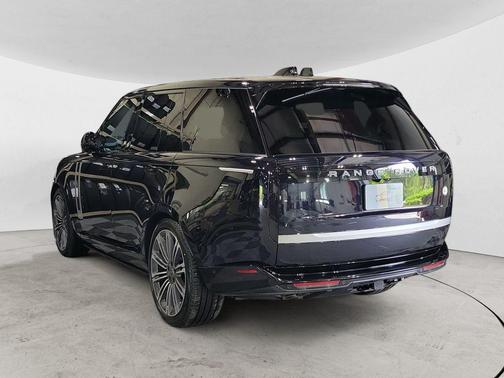 2024 Land Rover Range Rover P615 SV