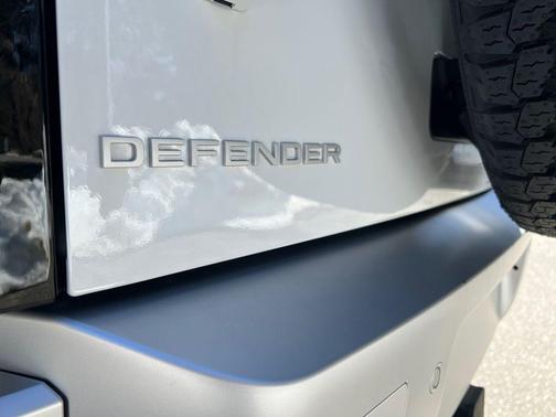 2024 Land Rover Defender 110 P500 SE