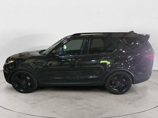 Santorini Black Metallic 2026 Land Rover Discovery S