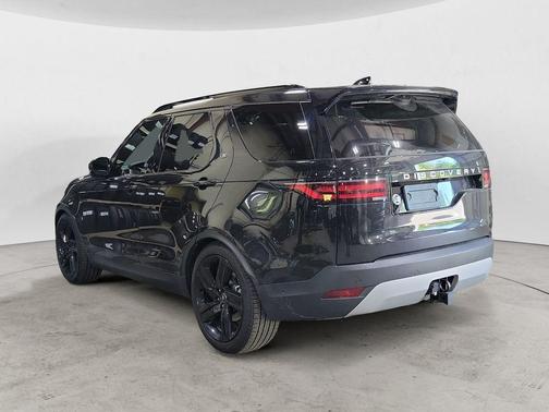 Santorini Black Metallic 2026 Land Rover Discovery S