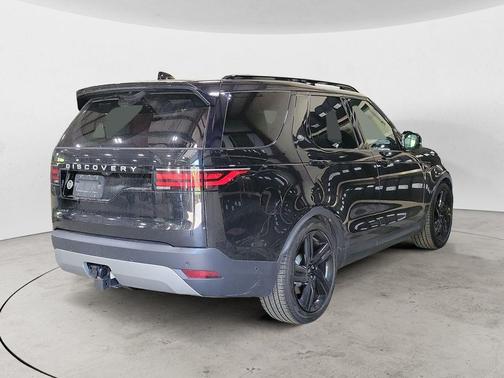 Santorini Black Metallic 2026 Land Rover Discovery S