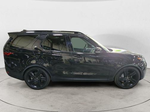Santorini Black Metallic 2026 Land Rover Discovery S