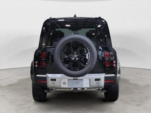 2025 Land Rover Defender 110 P300