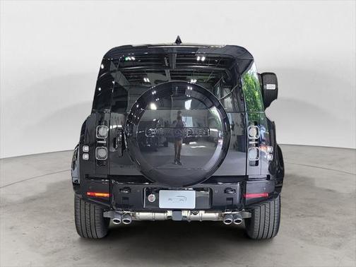 2025 Land Rover Defender 110 V8