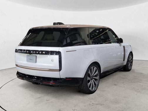 2026 Land Rover Range Rover P615 SV