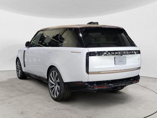 2026 Land Rover Range Rover P615 SV