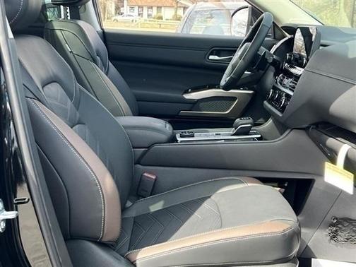 2025 Nissan Pathfinder Platinum 4WD
