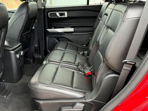 Rapid Red Metallic Tinted Clearcoat 2022 Ford Explorer XLT