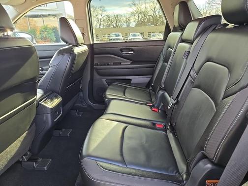 2022 Nissan Pathfinder SL 4WD