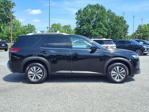2023 Nissan Pathfinder SL 4WD